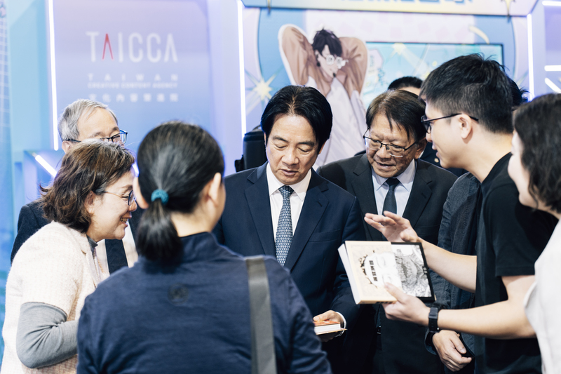 賴總統逛書展　文策院董事長大推台漫