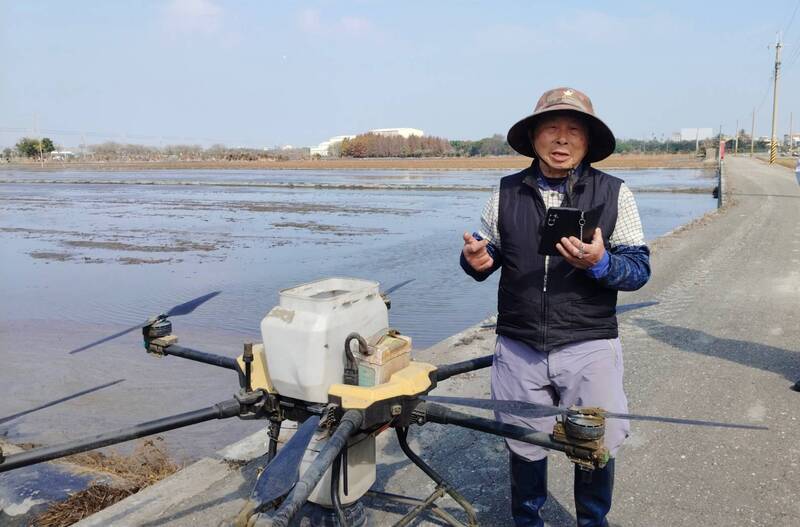 彰化「米屋智農」契作農民以手機巡田