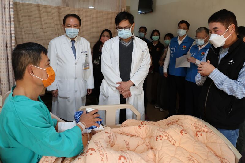 男持刀砍傷員警、熱心民眾遭波及　鍾東錦慰問