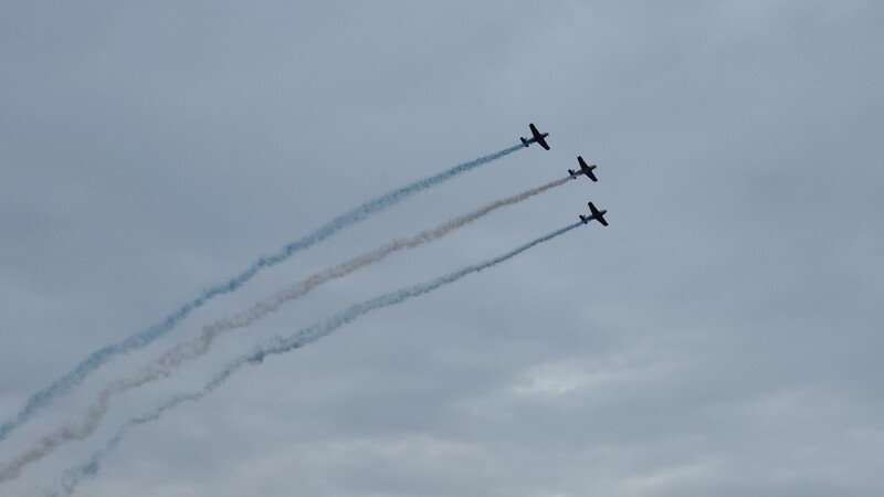 阿根廷空軍B-45教練機小隊畫出阿根廷國旗代表色