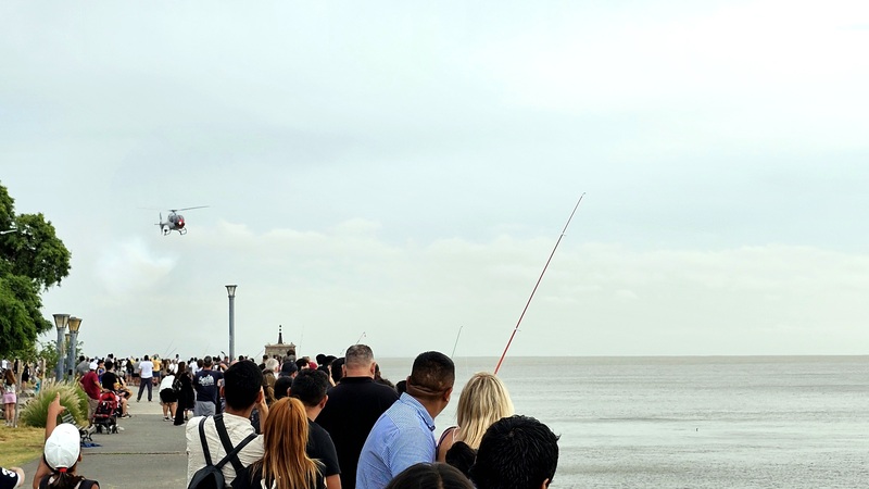 阿根廷民眾一睹西班牙空軍直升機特技小組