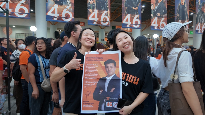 人民黨支持者高舉總理候選人納塔彭海報