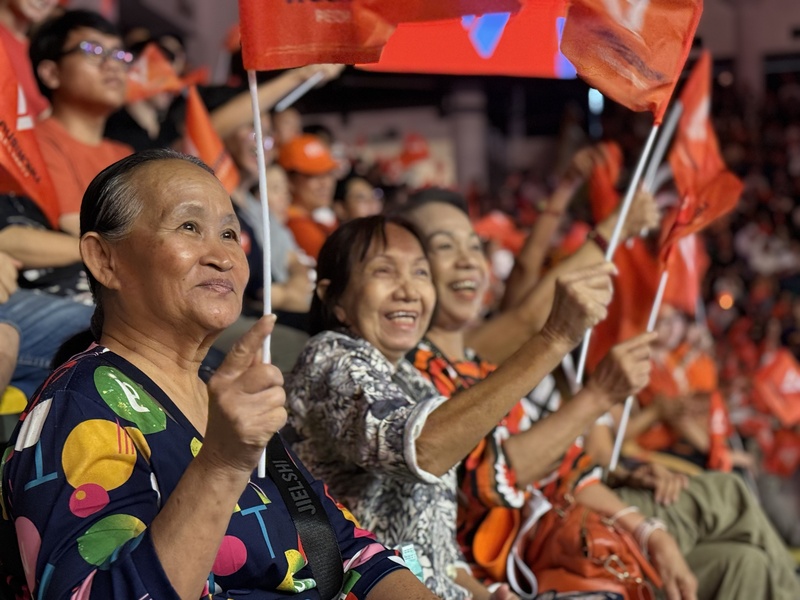 人民黨支持者揮舞旗幟