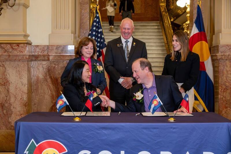 駐丹佛辦事處長與科羅拉多州長簽MOU