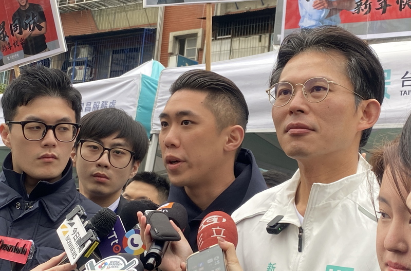 黃國昌新北市場拜票爭取支持