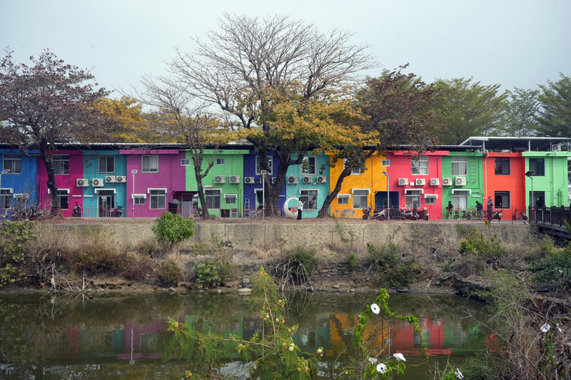枋寮「彩虹藝鐵」建物漆上活力色彩