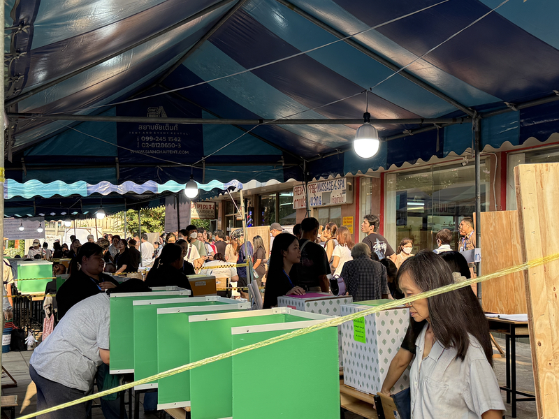 曼谷投票所湧現人潮