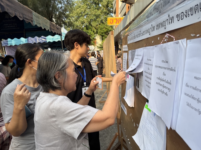 泰國選務人員指引選民投票所位置