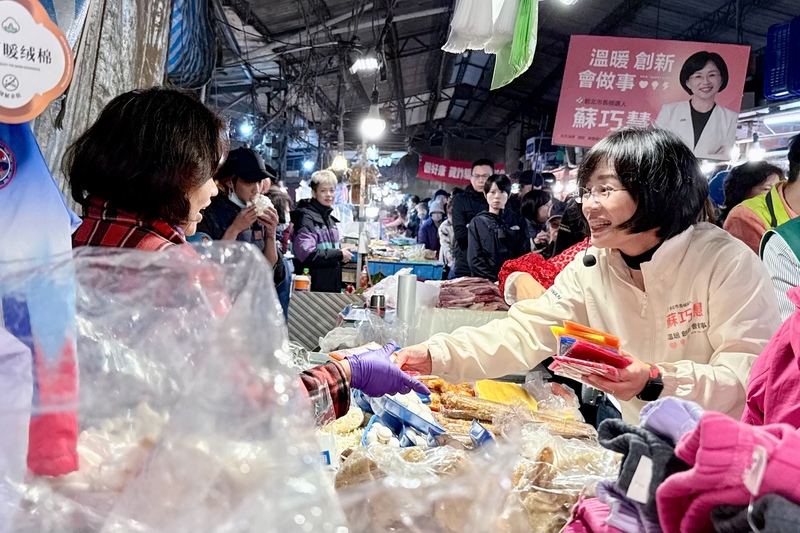 蘇巧慧新店掃市場拜票