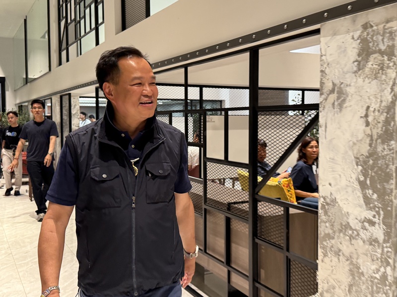 泰國總理阿努廷8日晚間抵達泰自豪黨總部