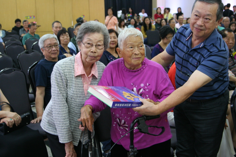 「客家移民在巴西」新書聖保羅亮相　阿嬤獲贈書