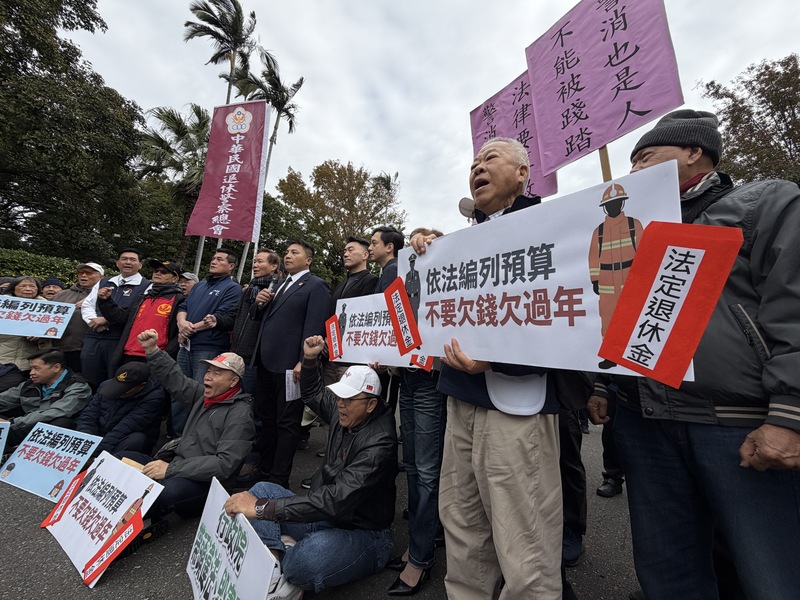 藍委陪退休警消赴行政院陳情（2）