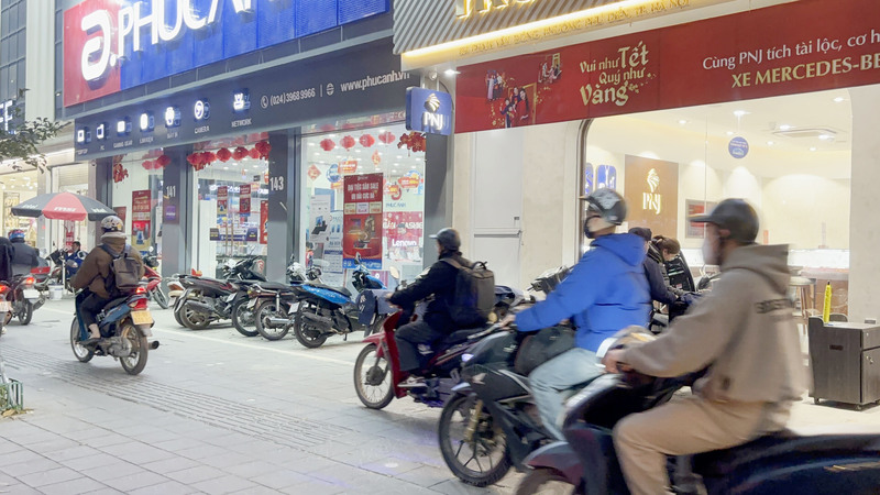 河內機車騎上人行道