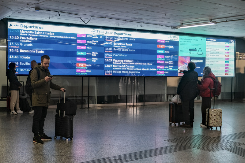 西班牙火車司機罷工 旅客駐足馬德里車站看板