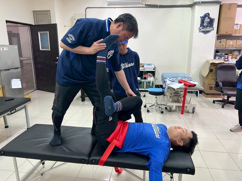 前阪神虎隊資深防護員小滝康樹示範動作