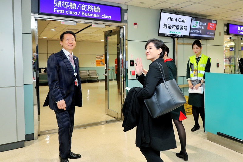 鄭麗君搭機赴美　揮手致意