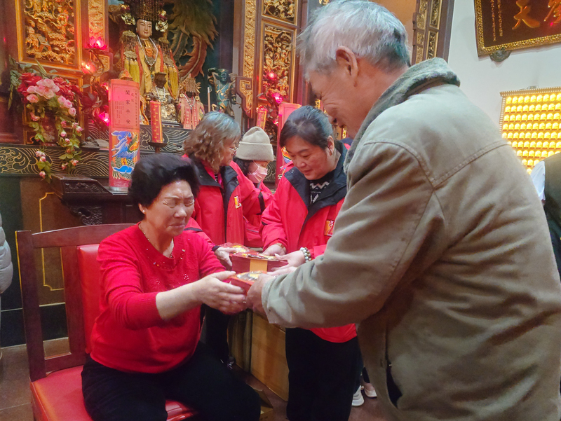 馬祖北極玄天宮新春祈福　民眾排隊領紅包