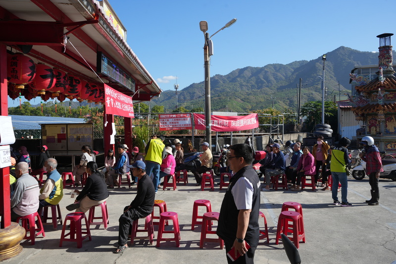 屏東枋山科技董座回饋鄉里　鄉民領紅包