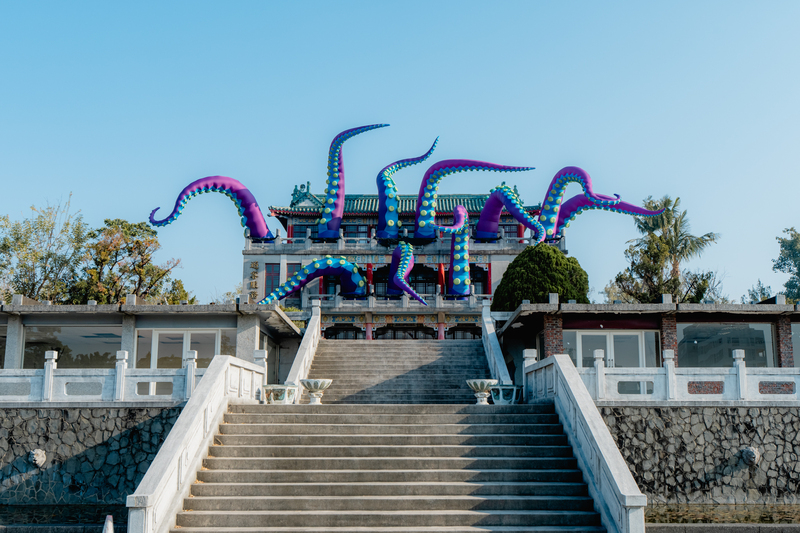 高雄澄清湖遊客中心裝置藝術「章魚來襲」