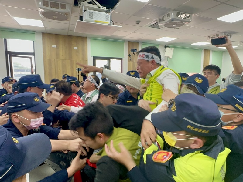 彰化花壇擬設土資場　2階環評公聽會爆推擠