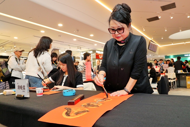 桃機采盟免稅店邀台灣墨秀書道會揮毫寫春聯