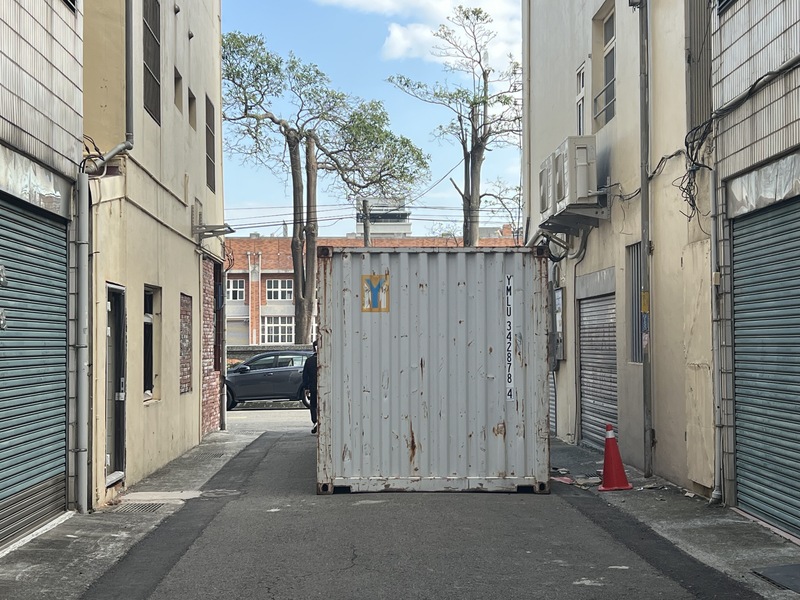 苗栗頭份私有巷道糾紛　地主放貨櫃封路