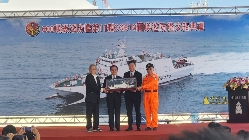 海巡蘭嶼巡防艦交船　遞交船模儀式