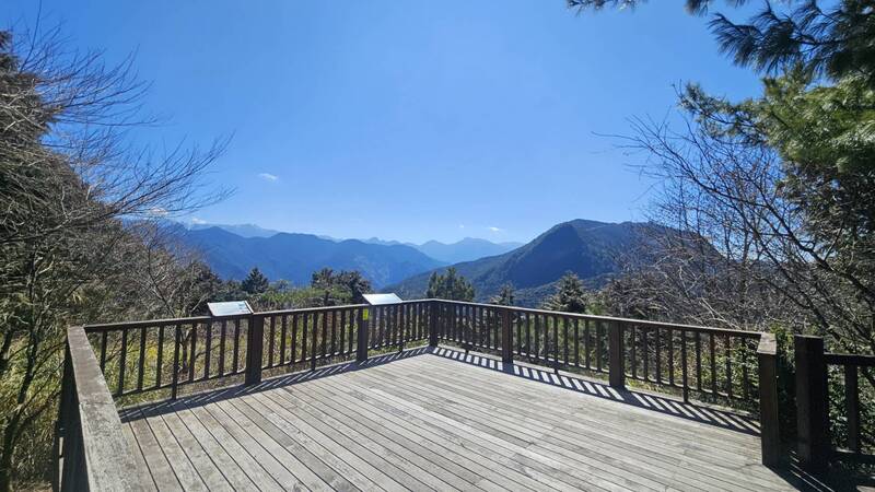 觀霧遊憩區步道平台可遠眺雪山聖稜線