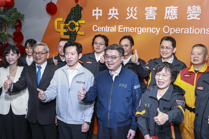 卓榮泰、劉世芳救災救護指揮中心慰勉消防人員
