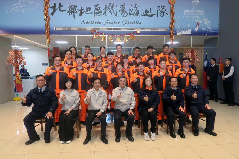 行政院長卓榮泰和海巡署人員合影