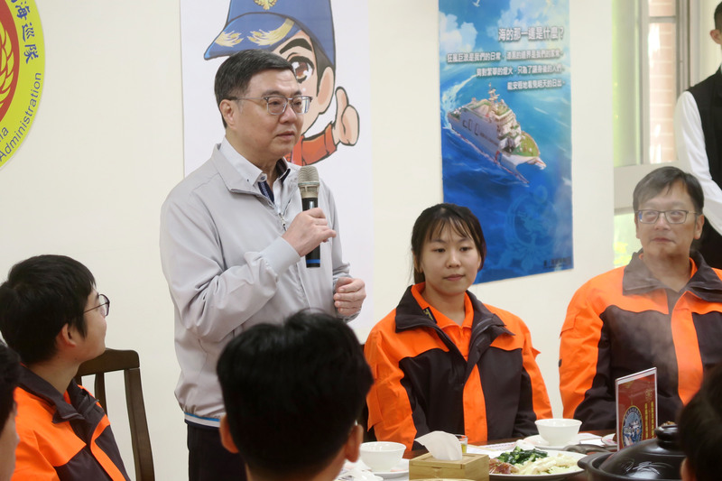 行政院長卓榮泰與海巡人員共進午餐