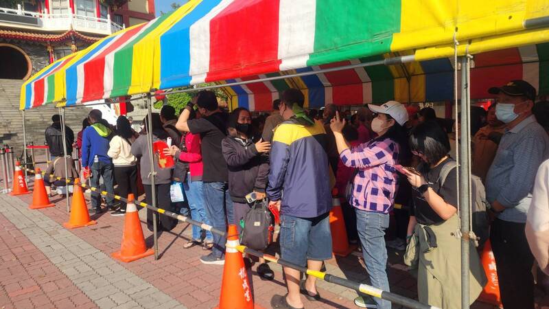 陳其邁發放小紅包　民眾排隊搶領