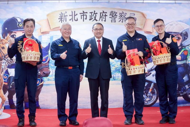 侯友宜與新北市警局圍爐