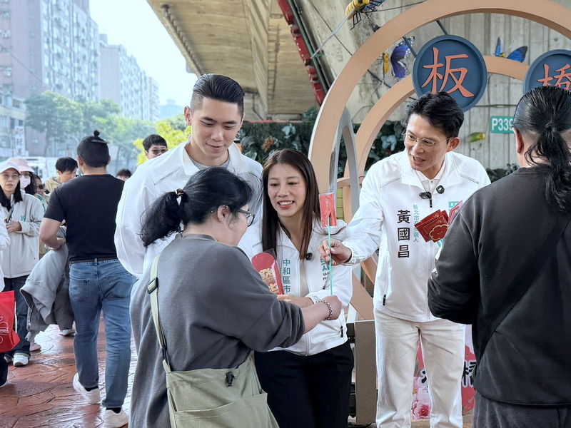 黃國昌新北板橋花市拜票爭支持