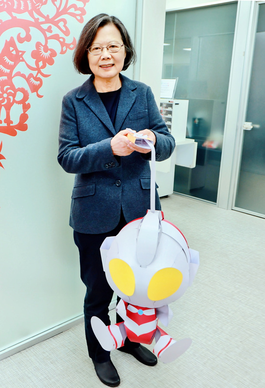 蔡英文提著超人力霸王提燈