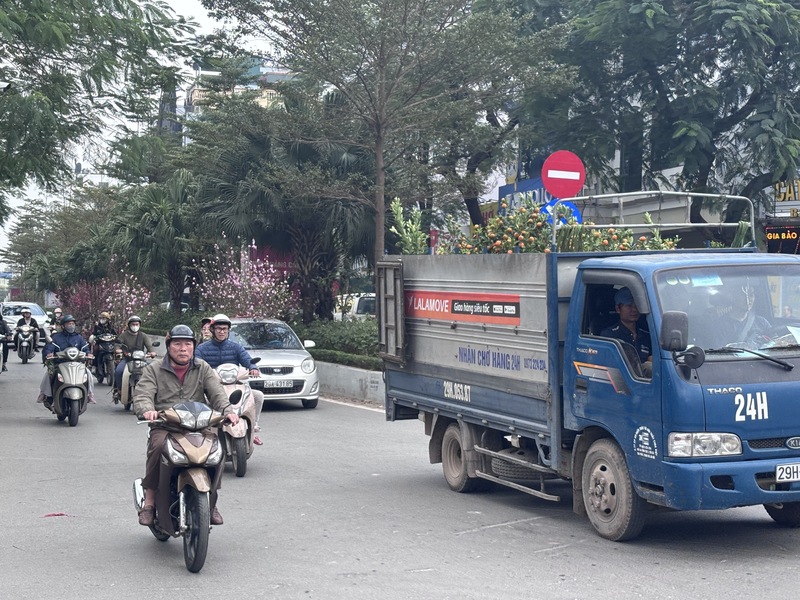 河內車陣可見載滿鮮花車輛