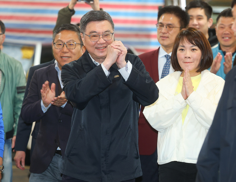 卓榮泰木柵忠順廟參拜祈福　拱手賀年