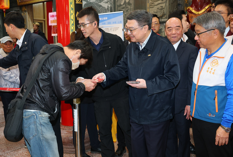 卓榮泰木柵忠順廟發放福袋