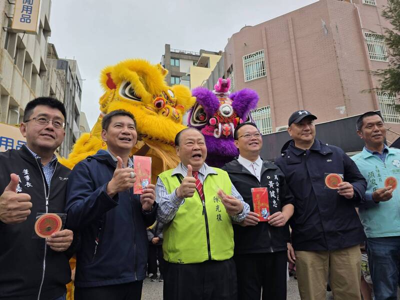大年初一　陳光復城隍廟前發送福袋