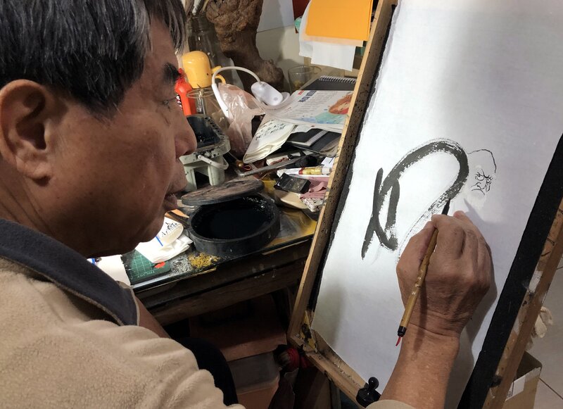 手捏壺陶藝家謝定士維持「一天一達摩」