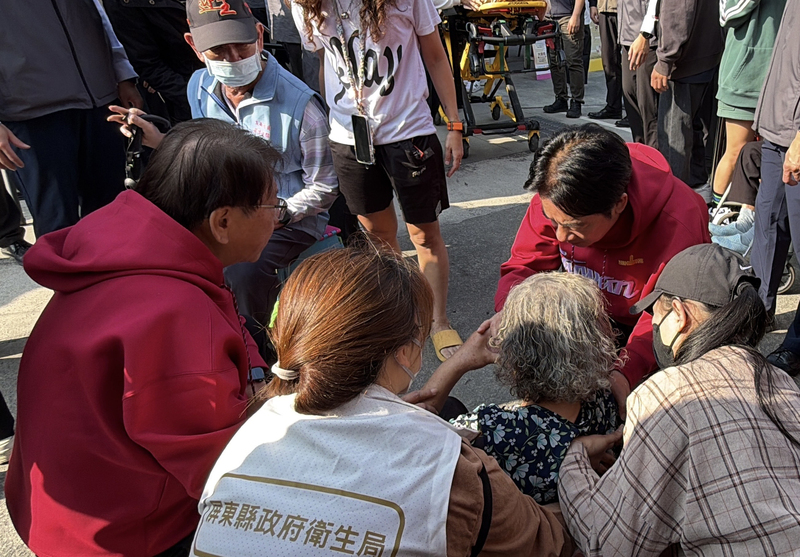 屏東發福袋遇長者暈倒 賴總統親自上前協助