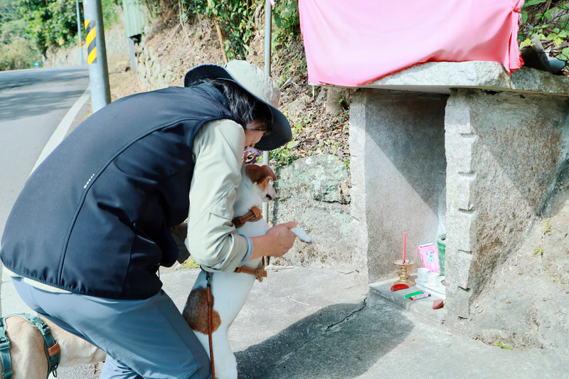 蔡英文爬山前向石頭公拜拜