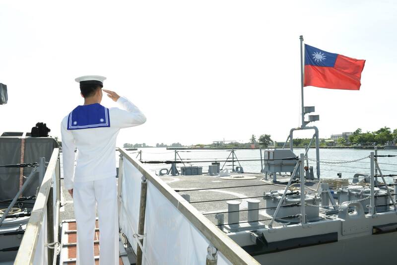 海軍官兵上下艦艇須向艦艉敬禮