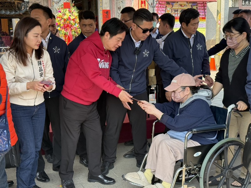 賴總統著紅色喜氣帽T苗栗發福袋