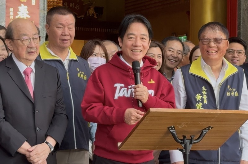 總統赴竹市香山財神廟發福袋　宣示強國防拚經濟