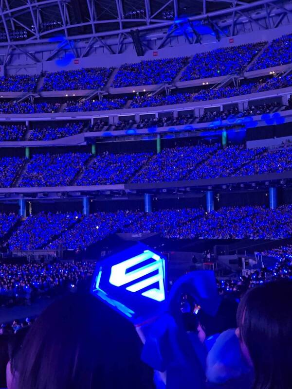 SJ藍色星海不只浪漫　追星手燈照亮憂鬱黑洞