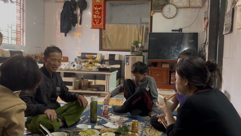 越南人過春節　與海外家人對講機聊天