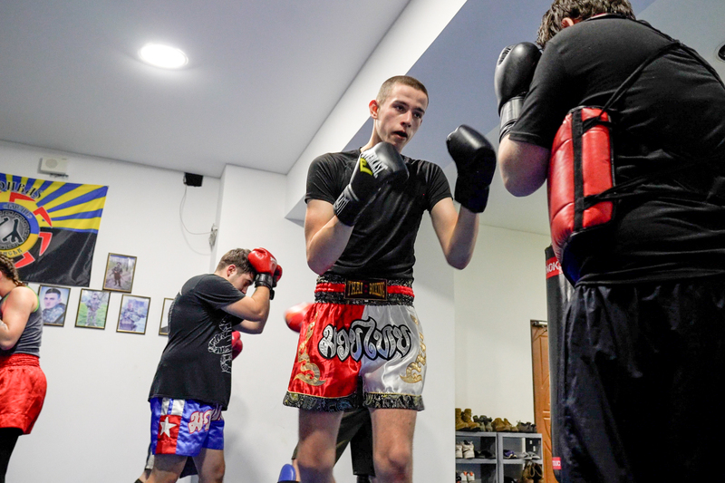 斯拉維揚斯克市內拳館內學生對打