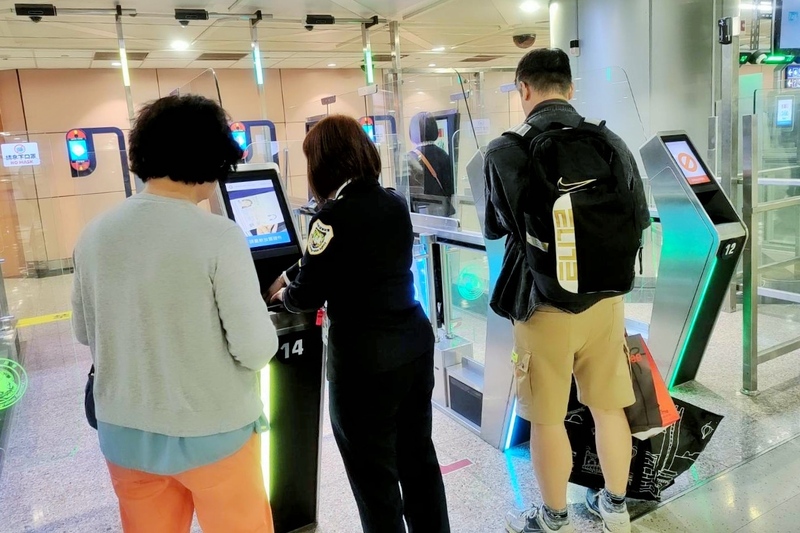 桃機現人潮　國境大隊籲善用自動查驗通關系統
