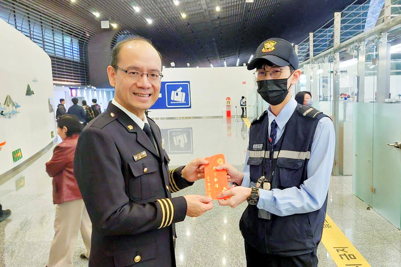 國境事務大隊代理大隊長致贈新年紅包